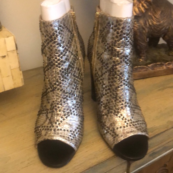 💖💖 SOLD💖💖 Calvin Klein metallic gold booties - Picture 3 of 10